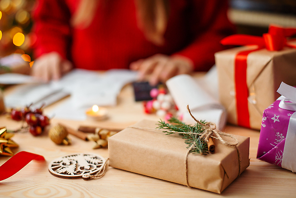포토 JPG 해외이미지 리본 크리스마스 탁자 새해 관리 선물 사람없음 장식 빨간색 친구 상자 뷰티 축제 덮개 나뭇가지 축하 분위기 준비 패키지 크리스마스이브 핸드메이드 가문비나무 목차 해외202310 해외포토 나무 기념일 컬러 가구 컨셉 관계 뚜껑 파일형식