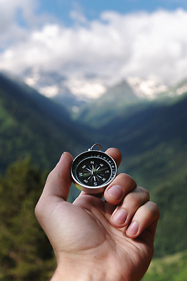 포토 JPG 해외이미지 1 손 길 여행 자연 하늘 화살 산 사람 사람없음 야외 여행객 하이킹 장비 탐험 잡기 나침반 방향 모험가 위치 네비게이션 발견 방법 오리엔테이션 하이커 1인칭시점 해외202310 해외포토 시선 모션 레저 신체부위 생태계 파일형식