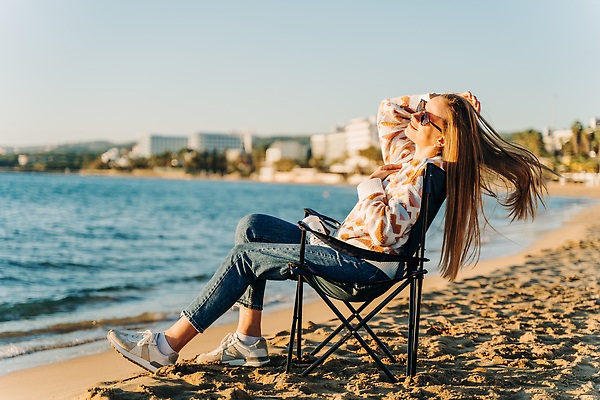 포토 JPG 해외이미지 라이프스타일 여자 행복 모래 바다 여행 겨울 의자 자연 바람 휴가 휴식 스트레스 한명 사람 야외 물 여름 선글라스 태양 뷰티 평화 침묵 일몰 낭만 가을 휴게실 고독 저녁 휴양지 독립 무료 파라다이스 안락 해외202310 해외포토 자연요소 1 계절 감정 안경 가구 컨셉 날씨 생활 노을 소리 장소 야간 생태계 파일형식