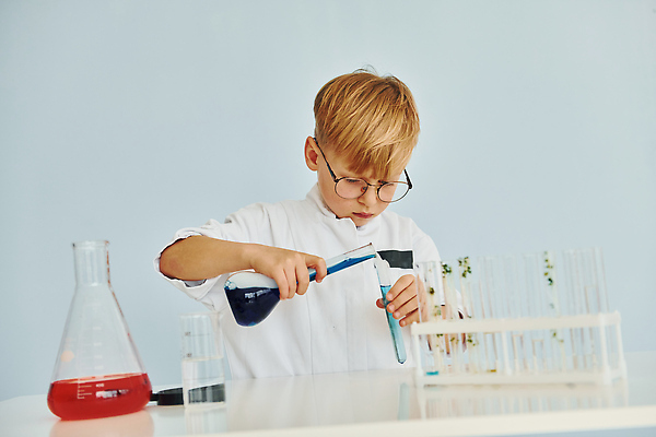 포토 JPG 해외이미지 남자 어린이 돋보기 한명 소년 상반신 앞모습 장비 흰색 책상 호기심 과학기구 구급약품 화학자 소년한명만 해외202310 해외포토 1 감정 뷰포인트 컬러 가구 컨셉 사람 약 기구 과학자 남자한명만 소년만 파일형식