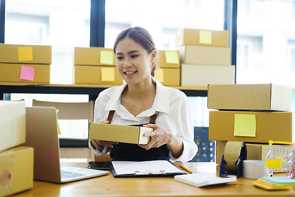 포토 JPG 해외이미지 여자 실내 한명 들기 동양인 상반신 성인 노트북 쌓기 쇼핑카 계산기 택배 포스트잇 테이프 택배상자 박스포장 서류판 온라인쇼핑몰 성인여자한명만 해외202310 해외포토 1 포장 모션 문구용품 사람 인종 내부 전자제품 쇼핑 상자 사무용품 카트 장비 운송업 메모지 쇼핑몰 온라인 여자한명만 성인여자만 파일형식