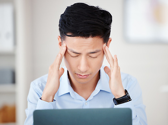 포토 JPG 해외이미지 남자 시계 스트레스 피곤 한명 앉기 상반신 성인 앞모습 노트북 사무실 눈감음 기댐 누름 졸음 책상 성인남자한명만 해외202310 해외포토 1 감정 뷰포인트 가구 컨셉 비즈니스 모션 사람 전자제품 남자한명만 성인남자만 파일형식