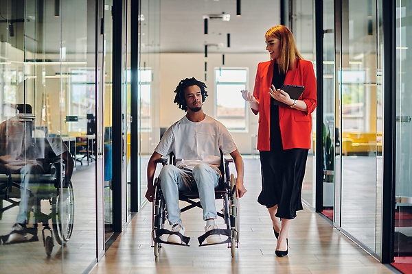 포토 JPG 해외이미지 전신 여자 남자 창문 함께함 대화 들기 성인 두명 앞모습 태블릿 사무실 걷기 헤드셋 직장인 장애인 동료 휠체어 성인만 해외202310 해외포토 직업 뷰포인트 음향기기 컨셉 비즈니스 관계 모션 말하기 사람 전자제품 스마트기기 헤드폰 장애 파일형식