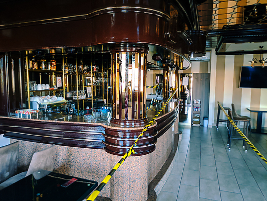 포토 JPG 해외이미지 리본 음료 탁자 사람없음 내부 상점 줄무늬 카페 바 바이러스 테이프 코로나바이러스 사회적거리두기 비어있는 해외202310 해외포토 캠페인 가구 무늬 문구용품 파일형식