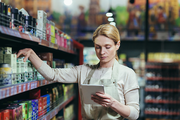 포토 JPG 해외이미지 여자 한명 들기 상반신 성인 쇼핑 장보기 태블릿 잡기 진열장 마트 성인여자한명만 해외202310 해외포토 1 모션 사람 전자제품 스마트기기 상점 여자한명만 성인여자만 파일형식
