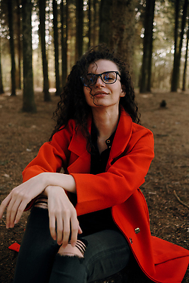 포토 JPG 해외이미지 나무 모델 1 라이프스타일 헤어스타일 응시 드레스 공원 여자 행복 안경 얼굴 자연 실내 한명 사람 성인 야외 빨간색 초록색 뷰티 유행 기쁨 코트 표현 파마 피부 긍정 내추럴 우크라이나 해외202310 해외포토 식물 시선 잡화 옷 공공시설 감정 유럽 컬러 컨셉 내부 생활 신체부위 외투 생태계 파일형식