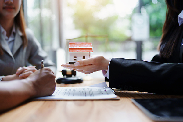 포토 JPG 해외이미지 손 여자 비즈니스 부동산 주택 들기 상반신 성인 두명 옆모습 신체부위 펜 모형 거래 잡기 중개인 계약 문서 계약서 성인여자만 해외202310 해외포토 직업 뷰포인트 모션 사람 건물 필기구 재산 여자만 성인만 파일형식