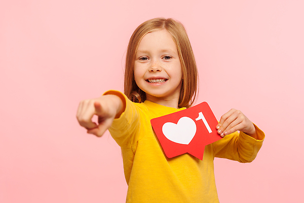 포토 JPG 해외이미지 응시 여자 어린이 분홍색 말풍선 한명 들기 상반신 앞모습 하트 가리킴 소녀한명만 해외202310 해외포토 모양 1 시선 뷰포인트 컬러 모션 사람 손짓 여자한명만 소녀만 파일형식