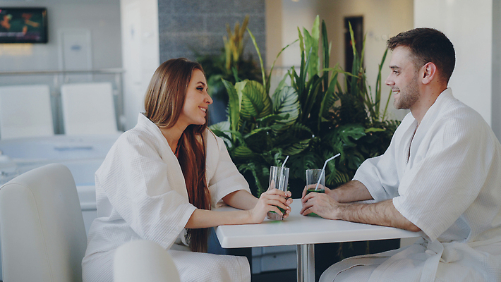 포토 JPG 해외이미지 백인 라이프스타일 커플 남자 행복 결혼 의자 데이트 관계 유리 탁자 휴식 함께함 실내 건강 대화 사랑 사람 앉기 두명 상점 스파 낭만 마시기 가운 목욕가운 칵테일 고급 주말 해외202310 해외포토 서양인 옷 감정 가구 컨셉 모션 재질 주류 말하기 이벤트 내부 생활 파일형식