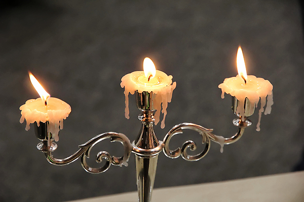 포토 JPG 해외이미지 전통 디자인 종교 백그라운드 크리스마스 촛불 탁자 불 휴가 손잡이 미술 사람없음 내부 장식 가로 빛 교회 금속 검은색 어둠 낭만 수확 골동품 축하 닫기 야간 심볼 오브젝트 복고 촛대 기념물 연소 광 놋쇠 보유 옛날 왁스 스타일 해외202310 해외포토 자연요소 기념일 컬러 가구 컨셉 농업 초 종교건축 모션 재질 문화예술 건물 파일형식