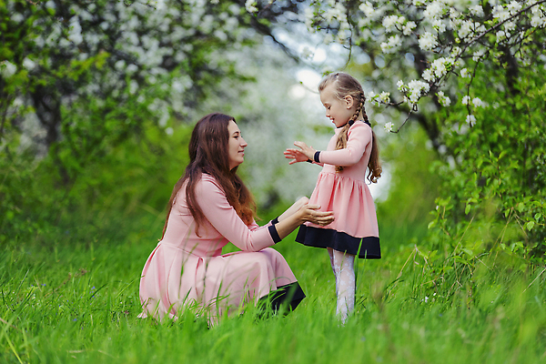 포토 JPG 해외이미지 전신 나무 꽃 행복 어린이 모녀 잔디 성인 야외 두명 옆모습 풀잎 여자만 시밀러룩 해외202310 해외포토 식물 딸 감정 뷰포인트 잎 가족 엄마 사람 풀_식물 커플룩 파일형식
