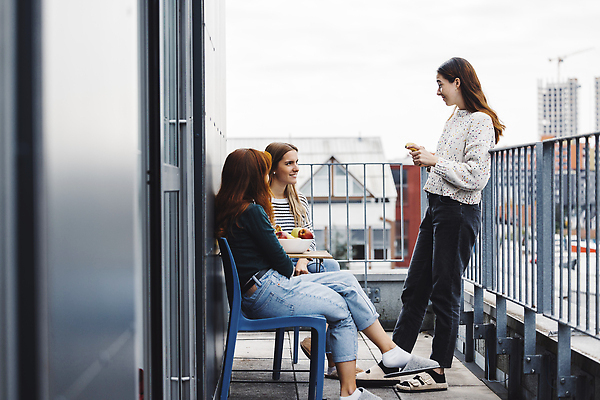 포토 JPG 해외이미지 라이프스타일 응시 여자 교육 행복 백그라운드 통신 교실 학교 가족 청소년 대화 미소 사람 성인 야외 책 세명 스터디 뷰티 걷기 공책 우정 잡기 그룹 저녁 토론 속도 대학교 폴더 적재 사춘기 의사소통 채팅 해외202310 해외포토 시선 감정 관계 모션 문구용품 표정 말하기 생활 친구 학습 야간 파일 파일형식
