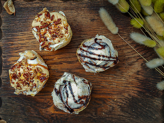 포토 JPG 해외이미지 전통 디자인 음식 조각 다이어트 검은배경 디저트 요리 사람없음 목재 장식 과자 초콜릿 식사 빵집 견과류 달콤 맛 아침식사 설탕 굽기 먹기 뿌리기 배고픔 메뉴 땅콩 레시피 버터 점심식사 구성 번 크림치즈 페스츄리 핸드메이드 캐러멜 맛있는 해외202310 해외포토 나무 빵 백그라운드 컨셉 재료 모션 치즈 건강 상점 검은색 구이 파일형식