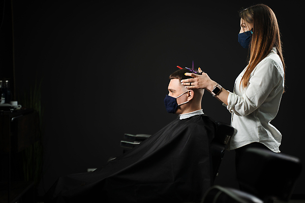 포토 JPG 해외이미지 직업 라이프스타일 헤어스타일 남자 행복 얼굴 비즈니스 수염 가면 사람 두명 유행 상점 잡기 붓 업무 미용사 이발 자르기 고객 콧수염 서비스 면도기 주인 몸단장 이발소 다듬기 돌봄 스타일리스트 스타일링 이발사 스타일 힙스터 코로나바이러스 해외202310 해외포토 패션 감정 모션 생활 신체부위 위생용품 작업 바이러스 뷰티샵 파일형식