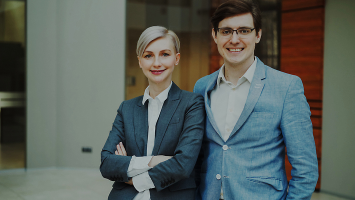 포토 JPG 해외이미지 백인 직업 응시 여자 남자 행복 얼굴 포즈 2 회사 비즈니스 성공 직장 실내 사람 정장 성인 내부 두명 사무실 유행 비즈니스맨 비즈니스우먼 자신감 대표 종업원 동료 경영자 긍정 창업 개성 경영 독립 스타일 해외202310 해외포토 서양인 시선 옷 감정 컨셉 관계 신체부위 직장인 리더 자영업 파일형식