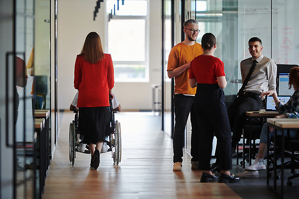 포토 JPG 해외이미지 전신 여자 남자 창문 함께함 여러명 성인 뒷모습 사무실 걷기 직장인 밀기 장애인 책상 동료 휠체어 걸터앉기 성인만 해외202310 해외포토 직업 뷰포인트 가구 다수 컨셉 비즈니스 관계 모션 사람 앉기 장애 파일형식