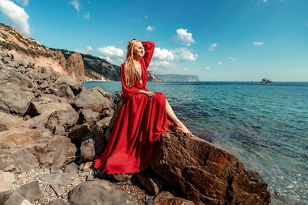 포토 JPG 해외이미지 전신 백인 모델 드레스 옷 여자 행복 물결 모래 바다 여행 컨셉 자연 날리기 바람 한명 서기 사람 야외 빨간색 물 태양 뷰티 유행 일몰 자유 직물 가운 화려 우아함 떨어짐 실크 꼬리 무료 해외202310 해외포토 자연요소 서양인 1 감정 컬러 모션 날씨 노을 생태계 파일형식