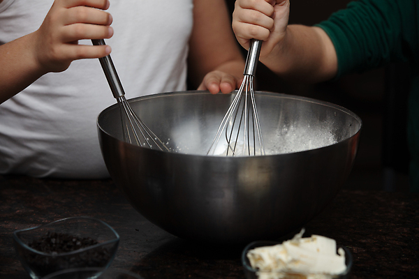 포토 JPG 해외이미지 모자 손 행복 어린이 음식 크리스마스 요리 소년 사람없음 쿠키 케이크 앞치마 빵집 굽기 준비 반죽 시트 얇은 페스츄리 해외202310 해외포토 잡화 기념일 남자 감정 빵 디저트 사람 신체부위 상점 구이 파일형식