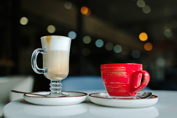 포토 JPG 해외이미지 커플 커피 음료 2 탁자 사랑 사람없음 컵 카페 뜨거움 날짜 차 아침식사 카푸치노 라떼 카피스페이스 해외202310 해외포토 식기 감정 가구 관계 상점 식사 공백 파일형식