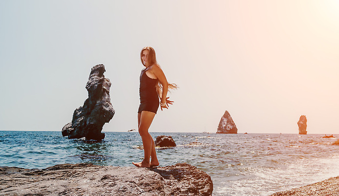 포토 JPG 해외이미지 라이프스타일 여자 행복 바다 여행 자연 하늘 휴가 산 한명 사람 풍경 성인 야외 물 여름 파란색 뷰티 여행객 계곡 트래킹 하이킹 추위 자유 정상 셀프카메라 나눔 수평선 해외202310 해외포토 자연요소 1 계절 감정 컬러 컨셉 레저 생활 사진촬영 생태계 파일형식