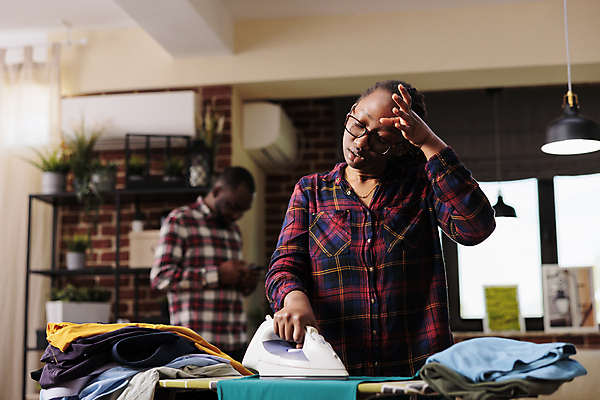 포토 JPG 해외이미지 옷 여자 화분 화초 흑인 가사 선반 주택 실내 들기 상반신 성인 두명 앞모습 스마트폰 다리미질 힘듦 성인만 해외202310 해외포토 서양인 식물 뷰포인트 가구 컨셉 모션 사람 내부 건물 핸드폰 스마트기기 파일형식