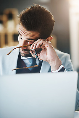 포토 JPG 해외이미지 남자 안경 스트레스 피곤 한명 들기 앉기 상반신 성인 앞모습 노트북 사무실 눈감음 졸음 책상 성인남자한명만 눈비비기 해외202310 해외포토 1 잡화 감정 뷰포인트 가구 컨셉 비즈니스 모션 사람 전자제품 남자한명만 성인남자만 파일형식