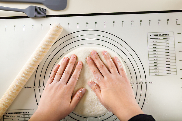 포토 JPG 해외이미지 손 도마 신체부위 붓 계산 준비 반죽 밀가루 밀대 계량 해외202310 해외포토 주방용품 사람 가루 파일형식