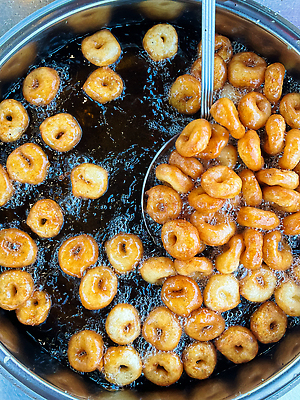 포토 JPG 해외이미지 전통 디자인 음식 컬러 백그라운드 디저트 이스탄불 건강 요리 사람없음 장식 뷰티 갈색 빵집 신선 뜨거움 도넛 달콤 낟알 설탕 질감 아로마 밀가루 소금 레시피 칠면조 내추럴 길거리음식 맛있는 튀르키예 해외202310 해외포토 아시아 조류 상점 맛 가루 파일형식