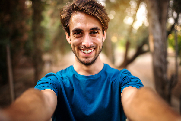 포토 JPG 해외이미지 주간 나무 백인 1 라이프스타일 응시 남자 행복 여행 티셔츠 자연 휴식 산 한명 서기 웃음 사람 야외 초록색 파란색 스마트폰 핸드폰 평화 카메라 잡기 숲 셀프카메라 긍정 하이커 혼자 해외202310 해외포토 자연요소 서양인 식물 시선 감정 컬러 컨셉 셔츠 모션 표정 생활 전자제품 스마트기기 사진촬영 생태계 파일형식