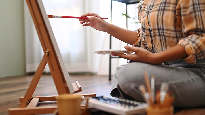 포토 JPG 해외이미지 여자 미술 한명 상반신 성인 물감 붓 그리기 팔레트 물컵 이젤 그림 가부좌 캔버스 성인여자한명만 해외202310 해외포토 1 모션 문화예술 사람 앉기 컵 미술도구 여자한명만 성인여자만 파일형식