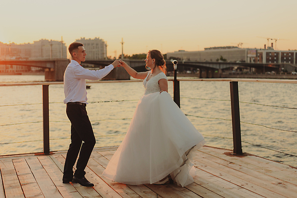 포토 JPG 해외이미지 백인 전통 커플 드레스 여자 남자 꽃 행복 컬러 꽃다발 신랑 결혼 백그라운드 2 결혼식 함께함 관리 사랑 미소 사람 정장 이벤트 성인 야외 두명 뷰티 파티 낭만 흰색 축하 춤 잡기 가운 우아함 약혼 접수 해외202310 해외포토 서양인 식물 옷 감정 컨셉 관계 모션 문화예술 표정 약속 파일형식