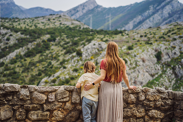 포토 JPG 해외이미지 전통 응시 유럽 아들 벽 여행 유적 건축양식 가족 하늘 엄마 휴가 벽돌 산 풍경 소년 두명 건물 뷰티 여행객 탑 바위 바 성 중세 역사 멀리 산악지대 랜드마크 몬테네그로 발칸반도 수도교 해외202310 해외포토 건축물 시선 남자 건축 나라 어린이 관계 사람 다리 가교 파일형식