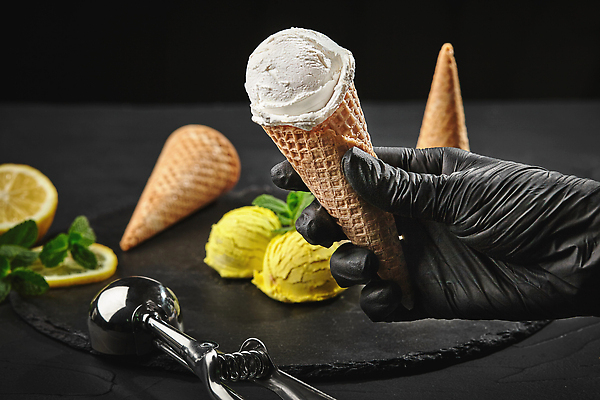 포토 JPG 해외이미지 손 검은배경 아이스크림 신체부위 달콤 레몬 허브 아이스크림콘 와플 스쿱 해외202310 해외포토 식물 백그라운드 과일 디저트 사람 검은색 맛 콘 파일형식