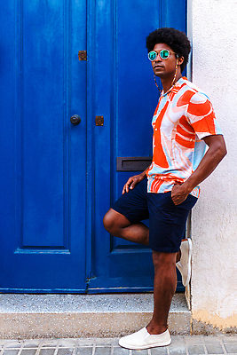 포토 JPG 해외이미지 주간 모델 1 헤어스타일 디자인 옷 벽 컬러 백그라운드 셔츠 오렌지 청소년 거리 한명 서기 사람 야외 그래픽 세로 여름 파란색 선글라스 유행 문 검은색 기댐 활발 도시 시원함 힙스터 카피스페이스 해외202310 해외포토 자연요소 계절 패션 안경 컨셉 상의 과일 모션 공백 파일형식