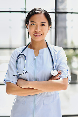 포토 JPG 해외이미지 직업 긴머리 여자 행복 얼굴 유니폼 청진기 실내 병원 한명 정장 내부 건물 약 귀걸이 중국 방 고통 간호사 의사 흰색 표현 자신감 약국 서비스 동쪽 외과 고립 돌봄 위생관리 해외202310 해외포토 1 헤어스타일 건축물 옷 감정 아시아 컬러 장신구 의학 의료기기 모션 관리 사람 신체부위 의료진 방향 파일형식