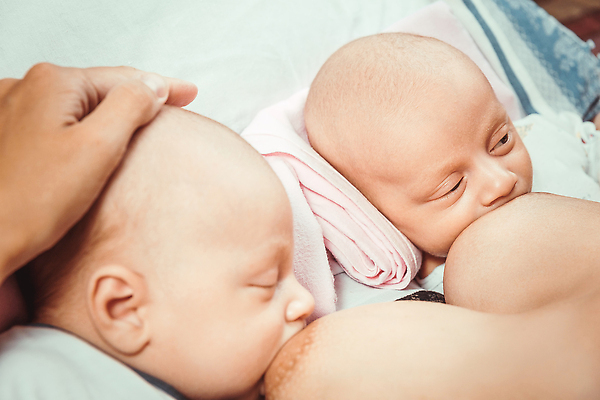 포토 JPG 해외이미지 백인 여자 얼굴 음료 어린이 2 엄마 건강 사랑 안전 사람 세명 뷰티 침묵 임산부 터치 우유 아기 신생아 잡기 잠 작음 가슴 먹기 쌍둥이 부드러움 내추럴 걸음마 궤 돌봄 수유 천진난만 공급 안락 해외202310 해외포토 서양인 감정 컨셉 가족 모션 유제품 신체부위 소리 임신 감각 크기 파일형식