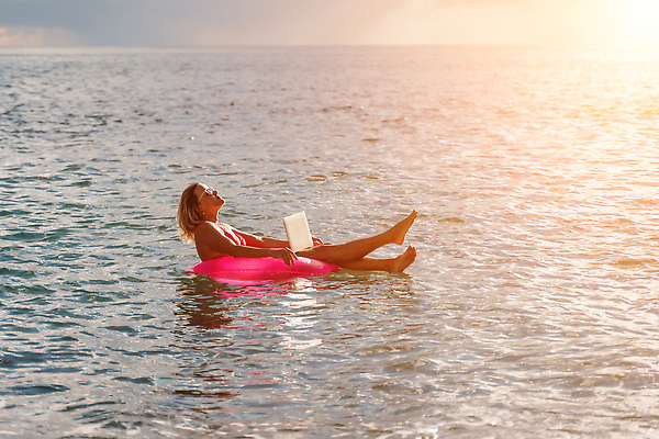 포토 JPG 해외이미지 백인 라이프스타일 여자 수영복 행복 파도 바다 분홍색 백그라운드 신체 통신 휴가 건강 한명 성인 야외 물 파란색 노트북 컴퓨터 달리기 햇빛 뷰티 맑음 수영 새벽 반지 업무 비즈니스우먼 원형 도넛 인쇄 프리랜서 성인여자만 해외202310 해외포토 자연요소 도형 서양인 직업 1 옷 감정 컬러 비즈니스 장신구 모션 날씨 디저트 사람 생활 전자제품 태양 수상스포츠 작업 직장인 여자만 성인만 파일형식