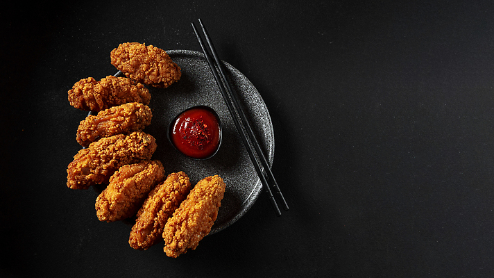 포토 JPG 해외이미지 전통 접시 음식 백그라운드 고추 탁자 회색배경 한국 육류 요리 동양인 사람없음 식당 검은색 식사 저녁식사 치킨 어둠 카페 튀김 뜨거움 양념 닫기 맛 바비큐 굽기 먹기 속도 매움 레시피 점심식사 닭날개 카피스페이스 맛있는 해외202310 해외포토 식기 아시아 컬러 가구 컨셉 채소 식재료 모션 인종 상점 닭고기 공백 회색 구이 닭고기요리 파일형식