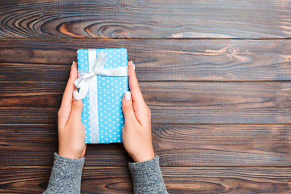 포토 JPG 해외이미지 손 디자인 여자 리본 종이 백그라운드 포장 실내 관리 선물 사람 사람없음 목재 장식 파란색 상자 뷰티 우주 축제 어둠 놀람 공백 덮개 흰색 인사 잡기 오픈 생일 플랫 정상 활 주기 테이프 머리위 위치 패키지 DIY 판지 항공촬영 크리스마스이브 핸드메이드 해외202310 해외포토 나무 기념일 감정 뷰포인트 컬러 크리스마스 재료 모션 문구용품 표정 취미 내부 신체부위 뚜껑 예절 파일형식