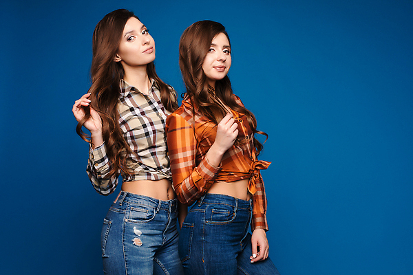 포토 JPG 해외이미지 모델 라이프스타일 헤어스타일 응시 옷 여자 행복 감정 포즈 백그라운드 2 휴가 거리 실내 서기 웃음 두명 세로 뷰티 유행 봄 꿈 청바지 도시 생일 쌍둥이 날씬함 자매 고립 서쪽 스타일 해외202310 해외포토 시선 계절 기념일 바지 가족 모션 표정 사람 내부 생활 방향 몸매 파일형식