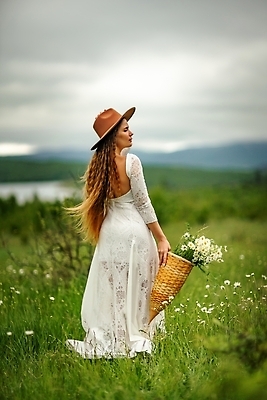 포토 JPG 해외이미지 식물 손 계절 꽃잎 꽃 꽃다발 백그라운드 컨셉 꽃무늬 자연 하늘 사랑 한명 야외 초록색 뷰티 정원 봄 낭만 벚꽃 흰색 시골 신선 개화 다발 허브 원예 데이지 부드러움 내추럴 캐모마일 어머니의날 해외202310 해외포토 1 기념일 감정 컬러 무늬 사람 취미 신체부위 감각 생태계 미국문화 파일형식