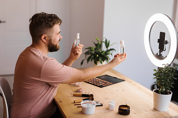 포토 JPG 해외이미지 남자 화분 화초 전등 한명 들기 상반신 성인 옆모습 스마트폰 뷰티 화려 병 스프레이 스킨 메이크업아티스트 아이섀도 메이크업브러쉬 수분크림 성인남자한명만 크리에이터 영상촬영 해외202310 해외포토 식물 직업 1 식기 뷰포인트 컨셉 모션 조명 사람 핸드폰 스마트기기 촬영 화장품 붓 남자한명만 성인남자만 파일형식 1인미디어