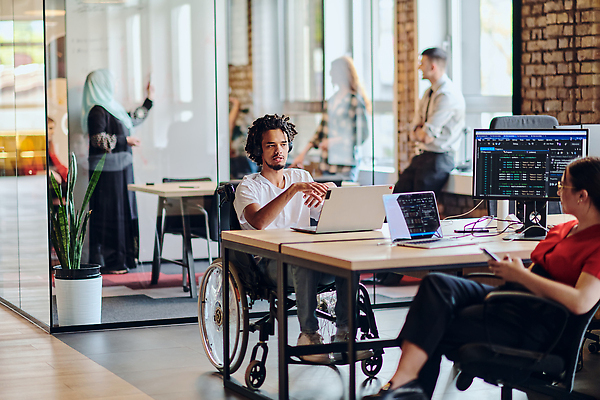 포토 JPG 해외이미지 전신 여자 남자 화분 화초 창문 함께함 여러명 성인 옆모습 노트북 사무실 마주보기 팔짱 모니터 전선 다리꼬기 직장인 장애인 책상 동료 휠체어 성인만 해외202310 해외포토 식물 직업 뷰포인트 가구 다수 컨셉 비즈니스 관계 모션 사람 전자제품 컴퓨터 장애 파일형식