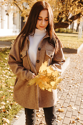 포토 JPG 해외이미지 백인 모델 학생 라이프스타일 긴머리 응시 옷 행복 감정 포즈 가방 비즈니스 청소년 성공 거리 갈색머리 한명 서기 웃음 사람 컵 유행 마시기 도시 우아함 미녀 긍정 시티라이프 따뜻한음료 스타일 힙스터 해외202310 해외포토 서양인 1 헤어스타일 식기 시선 잡화 패션 음료 컨셉 모션 표정 생활 미인 파일형식