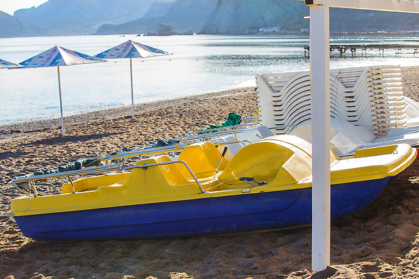 포토 JPG 해외이미지 모래 스포츠 파도 바다 컬러 섬 여행 의자 교통시설 자연 휴가 휴식 사람없음 야외 초록색 물 파란색 모래사장 컬러풀 태양 뷰티 흰색 보트 플라스틱 이국적 파라다이스 해외202310 해외포토 자연요소 가구 교통 컨셉 배_교통 재질 시설 생태계 파일형식