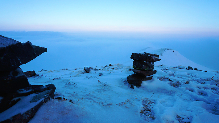 포토 JPG 해외이미지 구름 파도 여행 백그라운드 겨울 자연 하늘 아침 날씨 휴가 산 풍경 경사 사람없음 야외 파란색 관광지 태양 뷰티 여행객 골짜기 계곡 새벽 트래킹 바위 흰색 신선 시간 숲 아래 롤 굴곡 절정 눈내림 타임랩스 해외202310 해외포토 주간 자연요소 계절 바다 컬러 레저 눈_날씨 촬영기법 사람 돌_바위 방향 생태계 위치 파일형식