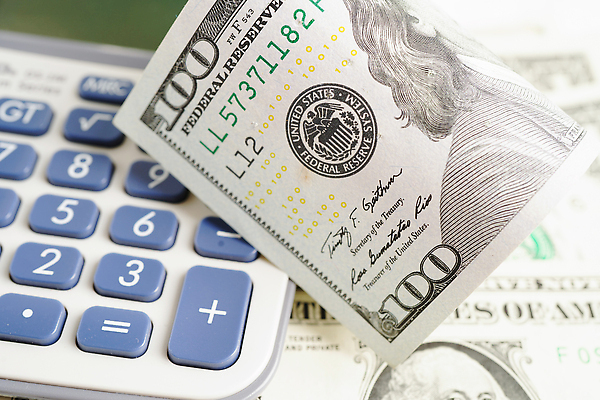 포토 JPG 해외이미지 지폐 돈 비즈니스 사람없음 건물 금융 경제 세계 달러 동전 미국 성장 시장 재산 황금 먹여주기 심볼 사인 속도 무역 투자 독수리 시스템 대출 빚 관심 기관 워싱턴 위기 인출 정부 정책 제어 해외202310 해외포토 건축물 산업 북아메리카 조류 먹기 파일형식