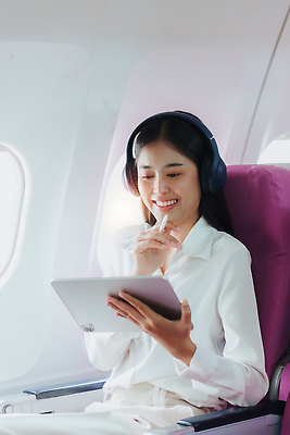 포토 JPG 해외이미지 백인 여자 행복 여행 의자 비즈니스 창문 교실 교통시설 휴가 고글 비행기 실내 한명 사람 앉기 내부 노트북 뷰티 공책 업무 비즈니스우먼 고급 우아함 항공 상업 제트기 승객 대패 해외202310 해외포토 서양인 1 교육 감정 가구 교통 컨셉 학교 항공교통 모션 문구용품 대중교통 전자제품 작업 직장인 시설 파일형식