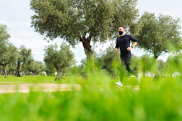 포토 JPG 해외이미지 라이프스타일 공원 남자 스포츠 모션 자연 건강 가면 마스크 한명 안전 사람 성인 야외 가로 운동복 달리기 조깅 운동 검은색 활발 도전 바이러스 보호 연습 전염 달리기선수 초시계 카피스페이스 코로나바이러스 해외202310 해외포토 1 옷 공공시설 시계 컬러 컨셉 생활 공백 질병 생태계 감염 육상선수 파일형식