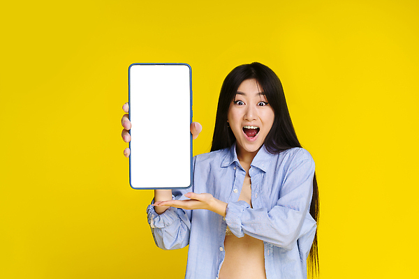 포토 JPG 해외이미지 템플릿 디자인 여자 행복 인터넷 비즈니스 모바일 실내 한명 사람 동양인 스마트폰 핸드폰 노란색 세일 디지털 스크린 공백 표현 잡기 발표 메시지 어플리케이션 연결 전화기 알림 흥분 보여주기 고립 소셜미디어 승자 목업 카피스페이스 셀룰러 밀레니얼 해외202310 해외포토 1 감정 컬러 모션 인종 내부 경제 전자제품 스마트기기 파일형식
